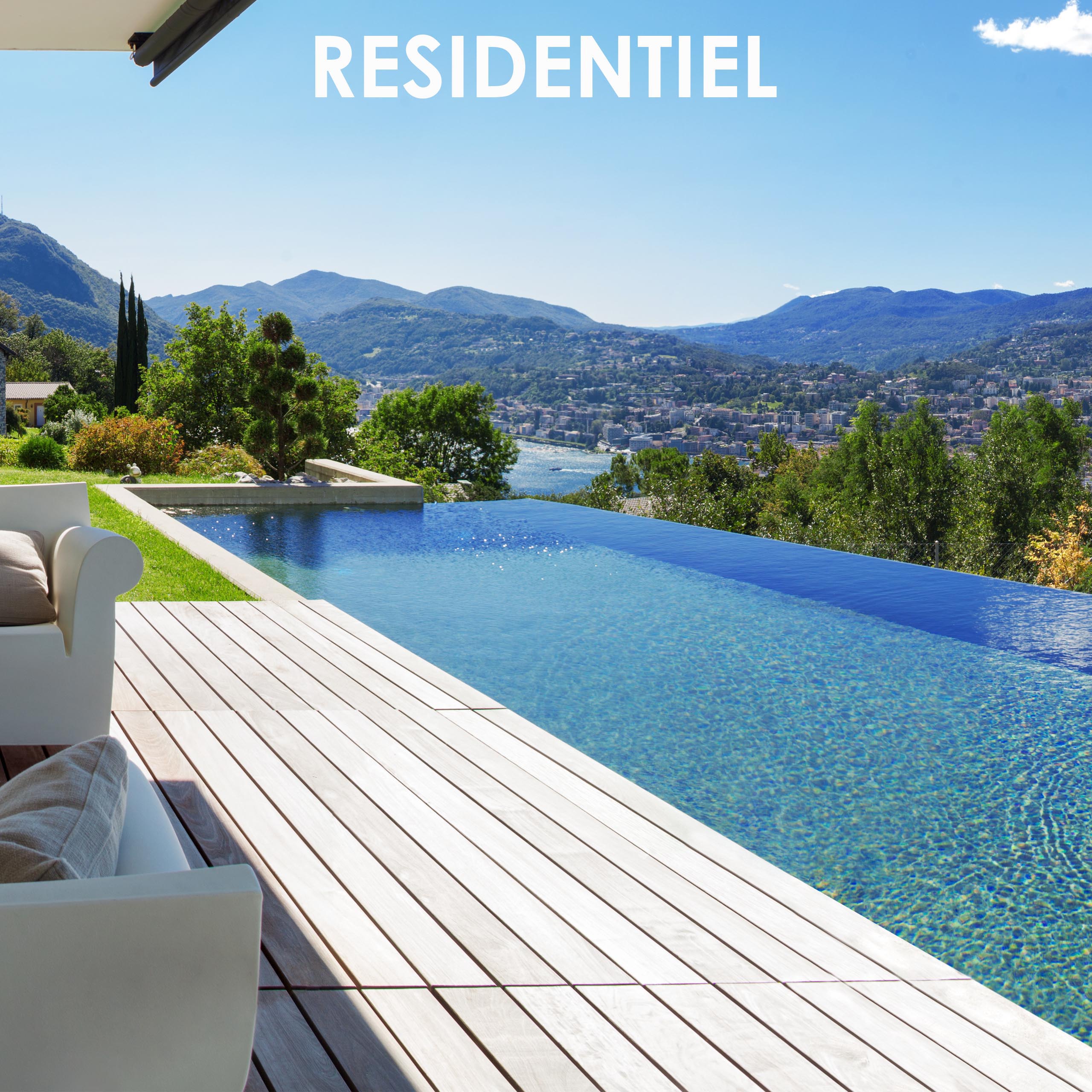 miroir-tv-residentiel-sur-mesure-haut-de-gamme Installation d'un téléviseur miroir sur mesure Opale TV dans une villa de luxe avec piscine