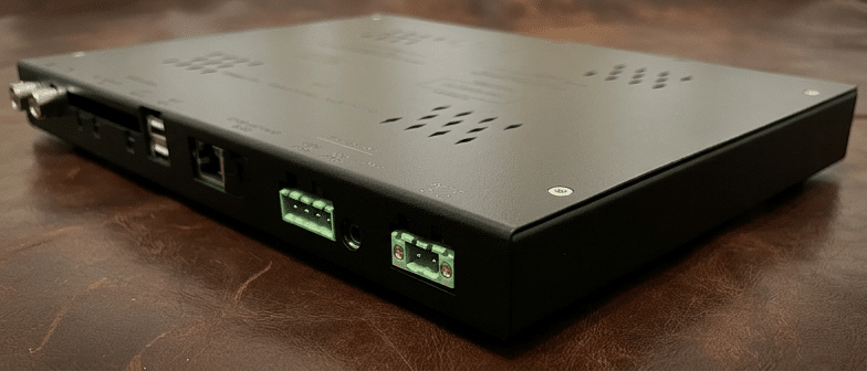 Module électronique déporté OPALE SPLIT posé sur un revêtement en cuir