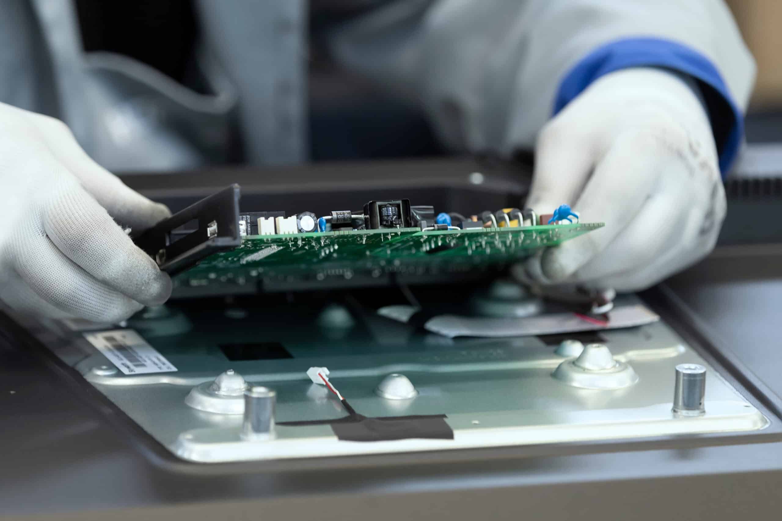 Gros plan sur le montage d'un téléviseur OPALE